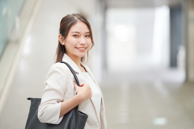 カメラ目線の女性