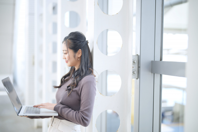 パソコンをする美人女性