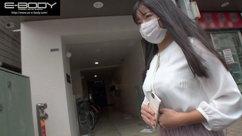 私服の上からでもパンパンに張った舞奈みくのJカップ