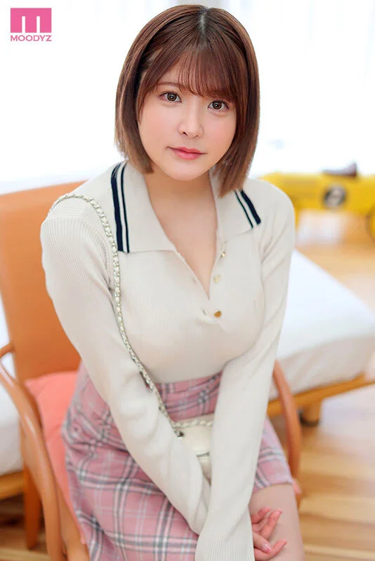 Hカップがはちきれんばかりの私服の朝日胡桃