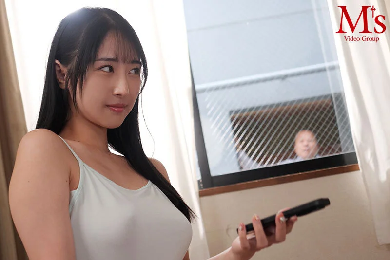 ターゲットを定めるキャミソール姿の爆乳・小野坂ゆいか