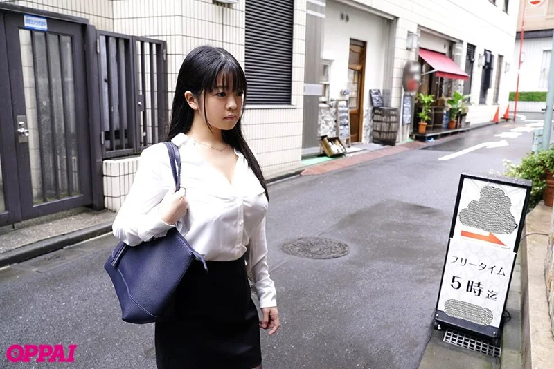 スーツ姿の上からでも胸が張るJカップ教師の舞奈みく