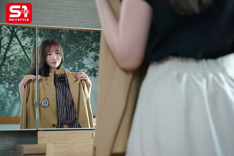 制服が似合うか試している夢乃あいか