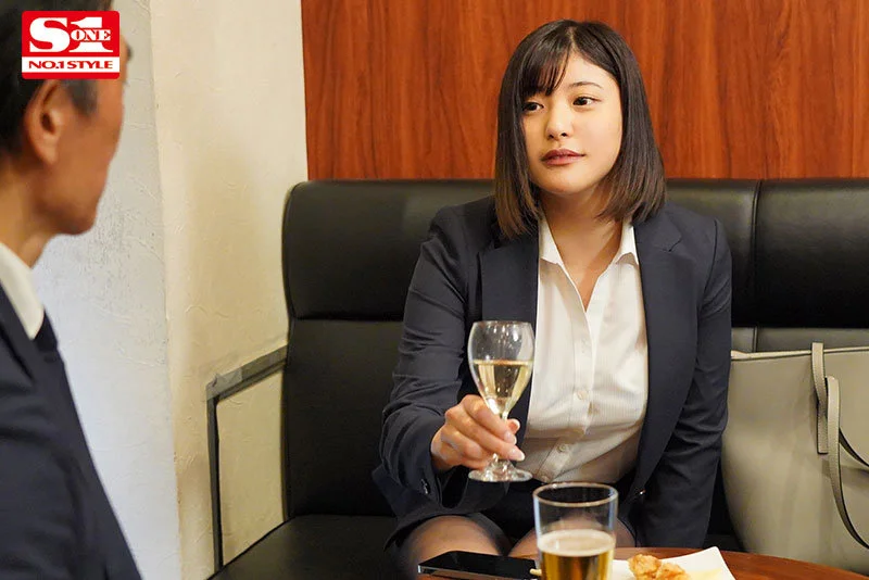 似鳥日菜　Hカップ　巨乳　スーツ　えろ　部下　新入社員　誘惑　