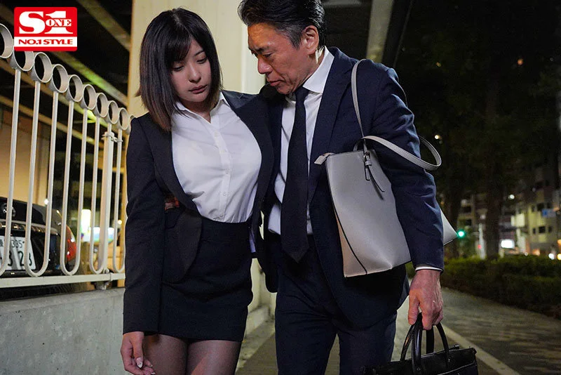 似鳥日菜　Hカップ　巨乳　スーツ　えろ　部下　新入社員　誘惑　