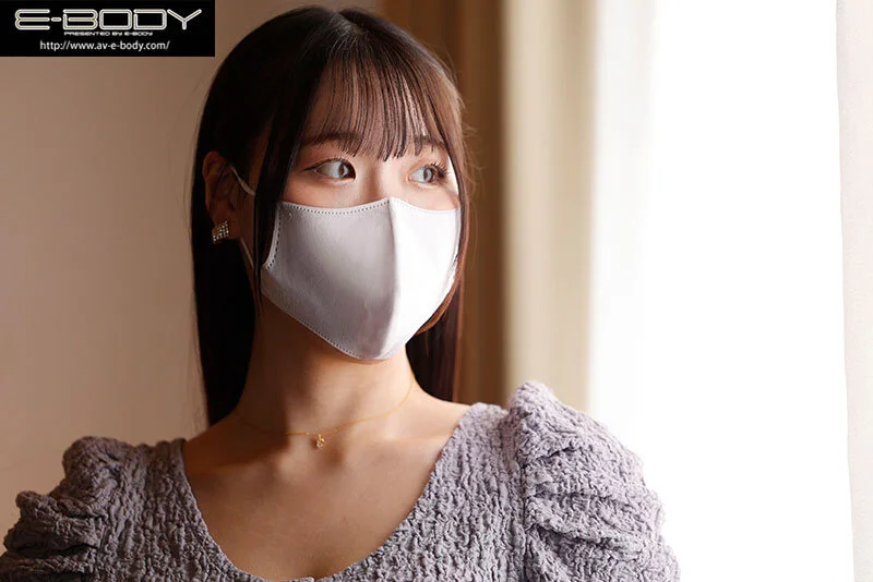 今からデビューを控え、神妙な面持ちのマスクえろ女子桜井いろは