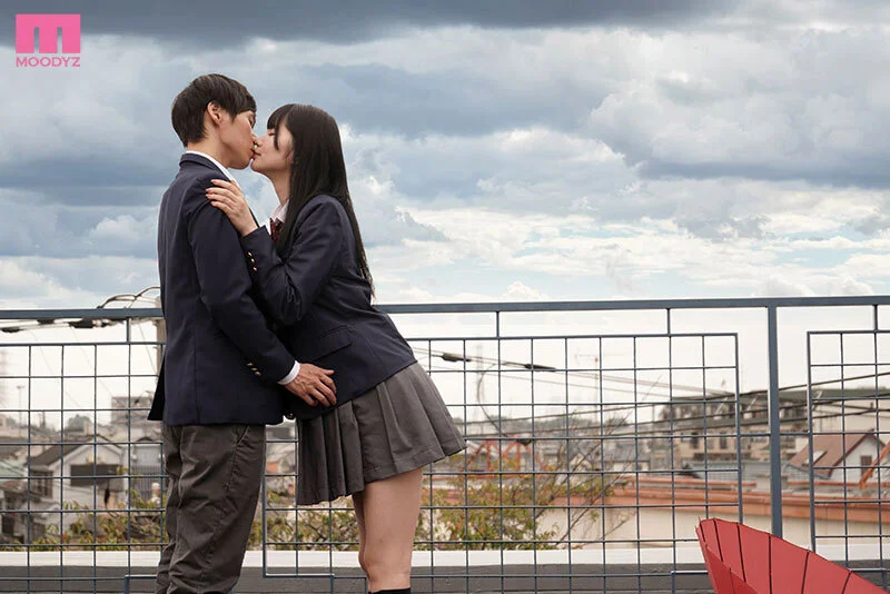 純白彩永が清楚な制服姿で男とキスをする