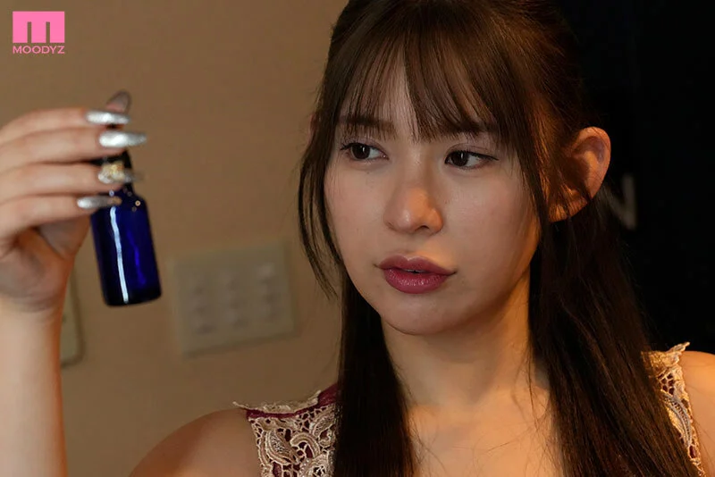 秘伝の薬を試そうとする美人捜査官、五条恋