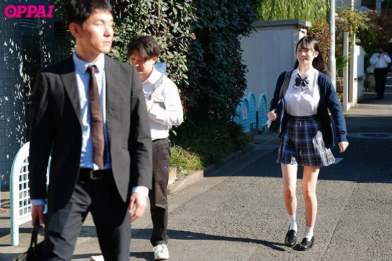 担任の先生を後ろから呼び止める可愛い三木環奈