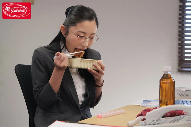 北野未奈の会社での地味な姿