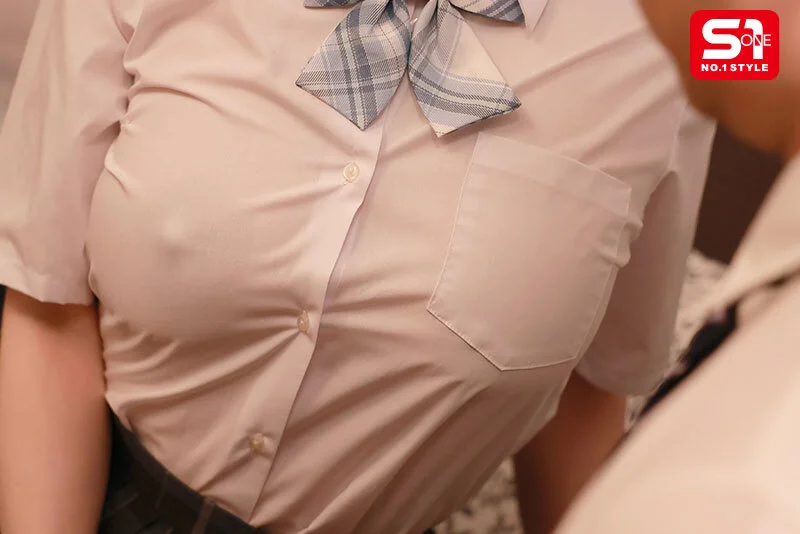 女の子の制服リボンと巨乳と透け乳首